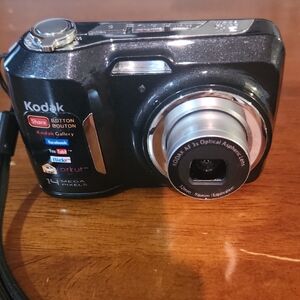 Kodak EasyShare C183 Digital Camera with Black Body and Silver Lens